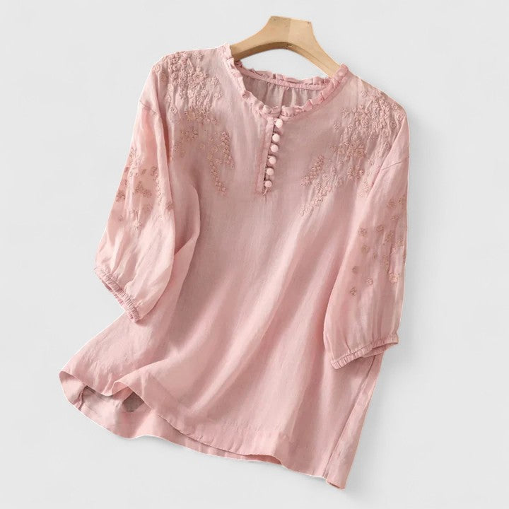 Sorelia – Luchtige katoenen voile blouse met verfijnde borduursels op de schouders