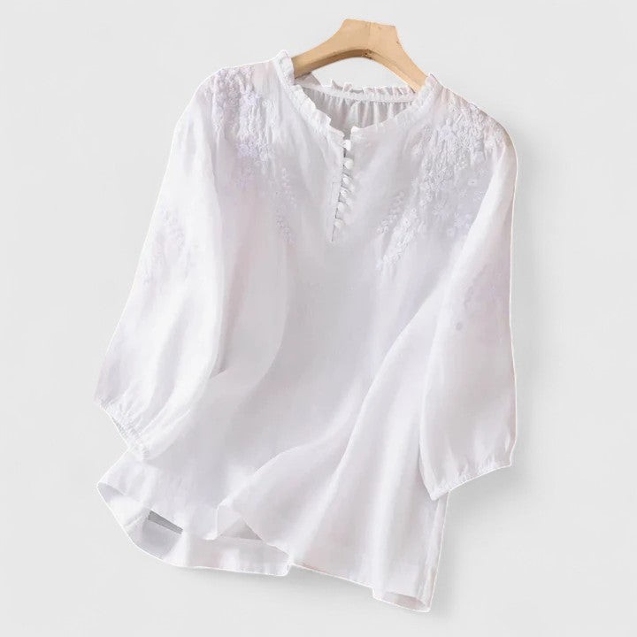 Sorelia – Luchtige katoenen voile blouse met verfijnde borduursels op de schouders